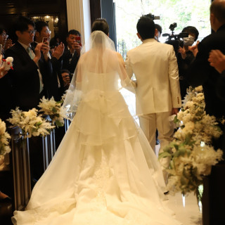 挙式退場するときの写真です。
花嫁のドレスの刺繍が綺麗でした