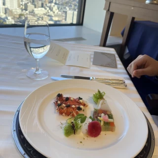2人とも違う前菜が出てきます