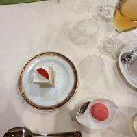 ウエディングケーキはコースの最後に全員に振る舞われます！