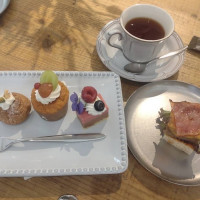 デザートブッフェで好きなものを取って食べられます