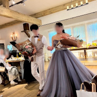 両親贈呈品でお花を渡しに行く様子です