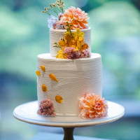 ケーキの装花は会場装花の雰囲気に合わせてもらいました