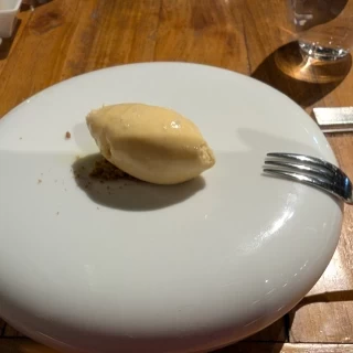 最後に提供された料理。美味しいアイス！お皿が冷たく可愛い。