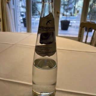 イタリア産の炭酸水が、おしゃれでおいしい感じました。