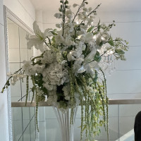 緑と白の装花がとても綺麗だと思います。