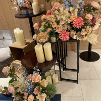 たくさんの装花がとても綺麗だと思います。