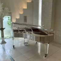 チャペルにピアノがありとてもおしゃれだと思います。