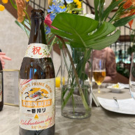 お酒とテーブル