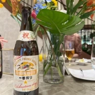 お酒とテーブル