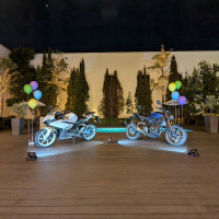 夜のガーデンです。バイクを飾りました。