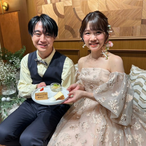 サプライズに喜ぶ新郎|734545さんのザ マークグランドホテル（THE MARK GRAND HOTEL）の写真(2353629)