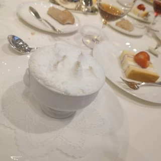 デザートの「メレンゲで覆ったフルーツのグラタン」。