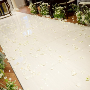 雨天のため、屋内のチャペルで挙式をし、フラワーシャワーも実施|734634さんのソンブルイユ TOKYOの写真(2443508)