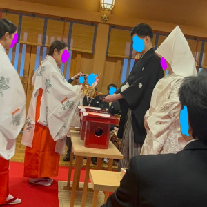 挙式会場。三三九度のシーンです。|734661さんのFOREST TERRACE 明治神宮・桃林荘の写真(2353997)