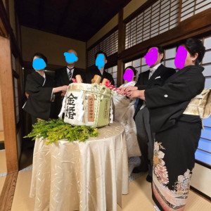 披露宴にて、新郎新婦と両家両親による鏡開き。|734661さんのFOREST TERRACE 明治神宮・桃林荘の写真(2354015)