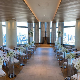 チャペル内の雰囲気。バージンロードは、青と白から選べます。