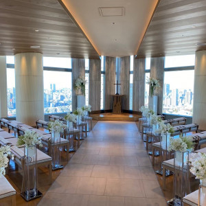 チャペル内の雰囲気。バージンロードは、青と白から選べます。|734699さんのストリングスホテル東京インターコンチネンタルの写真(2575513)