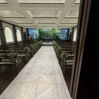 入口からチャペルを見た写真です。
1番後ろの木は造花です。