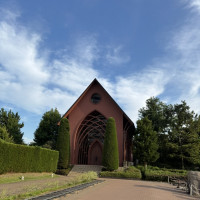 ガラスのチャペル外観です
式の日はレッドカーペット敷かれます