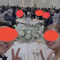 新郎新婦入場後、ゲストの皆さんをバックに一枚