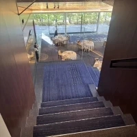 大階段からの入場もできます。