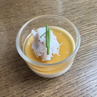 カニを贅沢に使用した茶碗蒸し