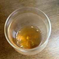 コンソメスープには縁起の良い金箔が浮かんでいる