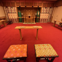 神殿の新郎新婦座席
