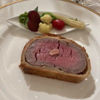 お肉料理。ソースを目の前でかけてくれました。