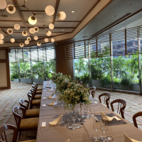 THE ORIENTAL ROOMの会場。窓があります。