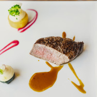 しっとりと仕上げた"仔牛フィレ肉"のロースト