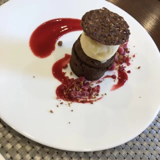 デザートのケーキがとても甘く美味しかったです。