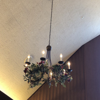 チャペルの照明器具もおしゃれだと思いました。