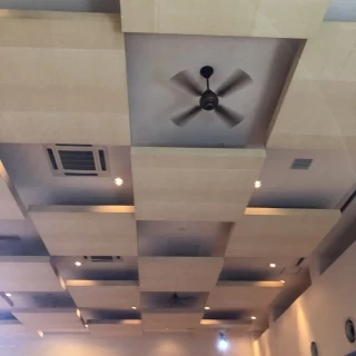 披露宴会場の天井なデザインがすごくおしゃれだと思います。