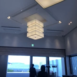 披露宴会場の照明や雰囲気がすごくおしゃれだと思います。