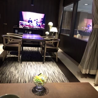 テーブルの上の花がとても綺麗だと思います。
