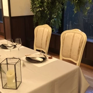 披露宴会場の新郎新婦の席は白色でとても綺麗でした。