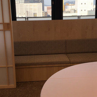 披露宴会場の外側に椅子がありゲスト同士の会話などに良いです