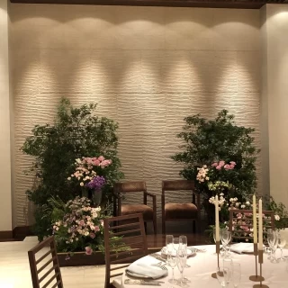 新郎新婦席が椅子にできるのもとてもおしゃれだと思います