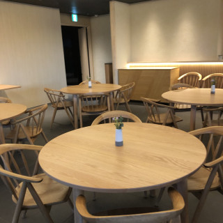 披露宴会場の全体の雰囲気はナチュラルな感じでよかったです。