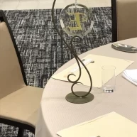 披露宴会場のテーブルに席札ので目印がありとてもおしゃれだです