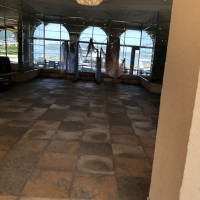 式場全体に窓がたくさんあって海が見えるので綺麗だと思います。