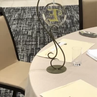 披露宴会場のテーブルに席札ので目印がありとてもおしゃれだです