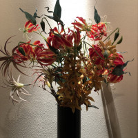 明るい感じの装花がとても綺麗だと思います。