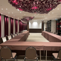披露宴会場の天井に薔薇がたくさん飾ってあり綺麗だと思います。
