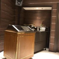 披露宴会場にバーカウンターがありとてもおしゃれだと思います。