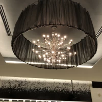 披露宴会場のシャンデリアがとても綺麗だと思います。
