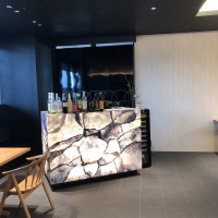 ゲスト待ち合い所にバーカウンターがありとても良かったです。