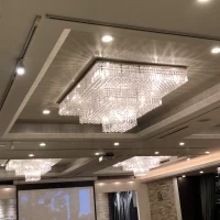 披露宴会場のシャンデリアがとても素敵ですし
