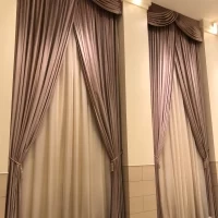 チャペルの壁のカーテンもピンク色でとても可愛いと思います。